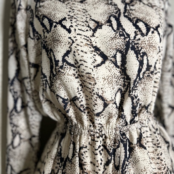 Tobi Bite Me Taupe Multi Snakeskin‎ Print Off The Shoulder Shorts Romper Sz S - Picture 8 of 11